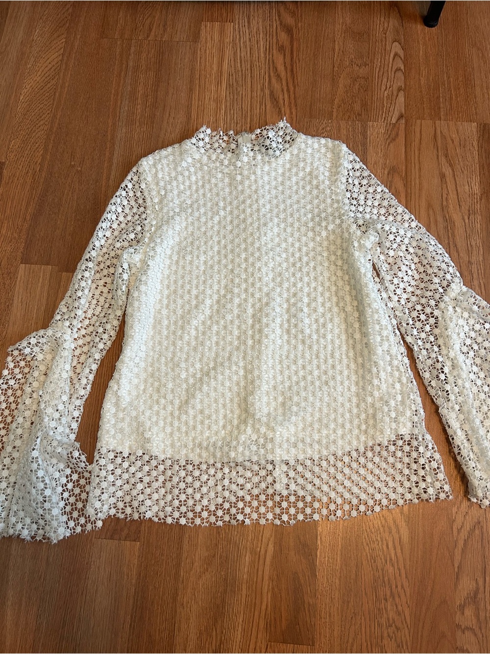 DAVI & DANI Ivory Floral Lace High-Neck long sleeve Blouse.Size small